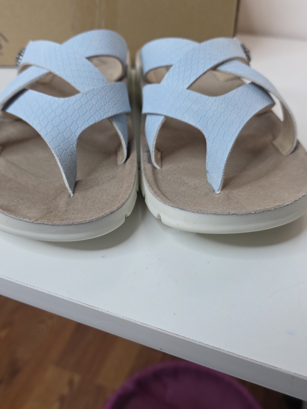 NIB Cliffs By White Mountain Light Blue Textured Cross-Strap Sandals Size 8.5m - Picture 5 of 10